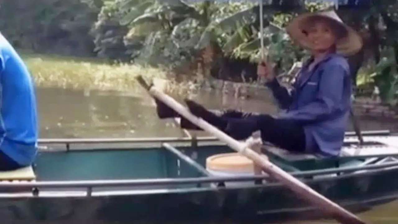 Kelincahan Kaki Tukang Perahu di Vietnam saat Mendayung