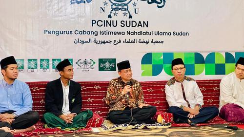 Yapon ayol mushuk gifini yalamoqda