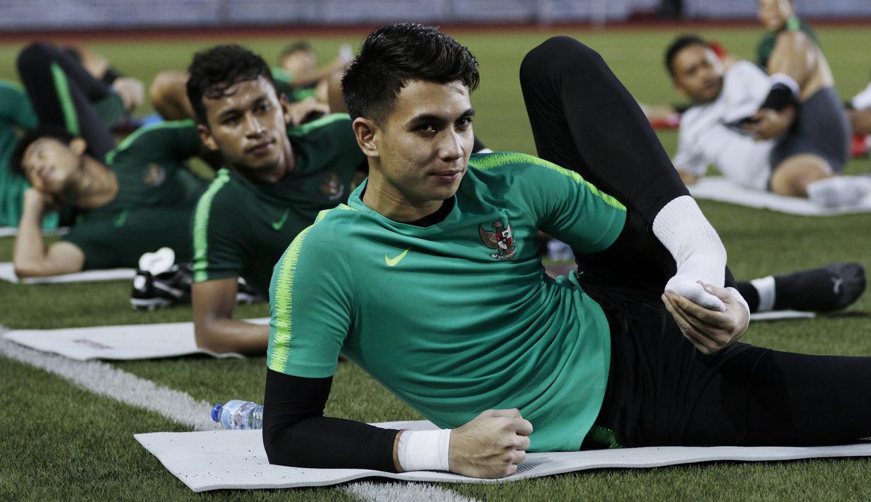 Kiper Timnas Indonesia U-22, Nadeo Argawinata, melakukan pendinginan saat latihan di Stadion Rizal Memorial, Manila, Jumat (22/11). Latihan ini persiapan jelang laga SEA Games 2019. (Bola.com/M Iqbal Ichsan)