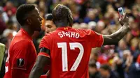 Dua pemain Liverpool, Divock Origi dan Mamadou Sakho selfie dengan ponsel fans (Metro.co.uk)