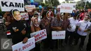 Tiga pasang relawan yang  mengenakan topeng dan atribut tiga paslon Cagub/Cawagub DKI Jakarta membawa papan poster serta mendorong penyelenggara pemilu untuk bekerja secara profesional, jujur dan adil hingga tahapan Pilkada usai.(Liputan6.com/Johan Tallo)