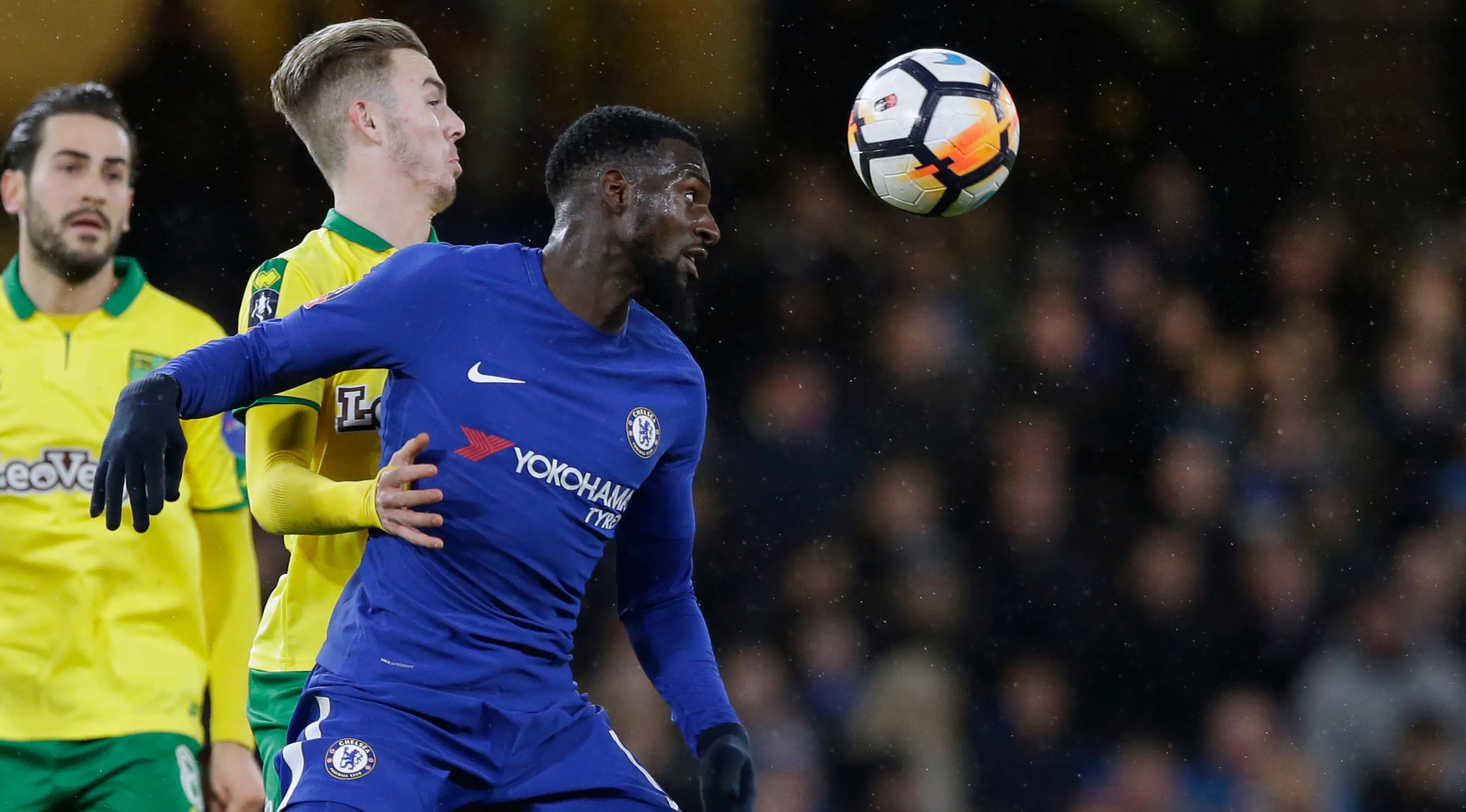 Pemain Chelsea Tiemoue Bakayoko berebut bola dengan pemain Norwich City James Maddison pada laga ulangan babak ketiga Piala FA di Stadion Stamford Bridge, Rabu (17/1) (AP/Alastair Grant)