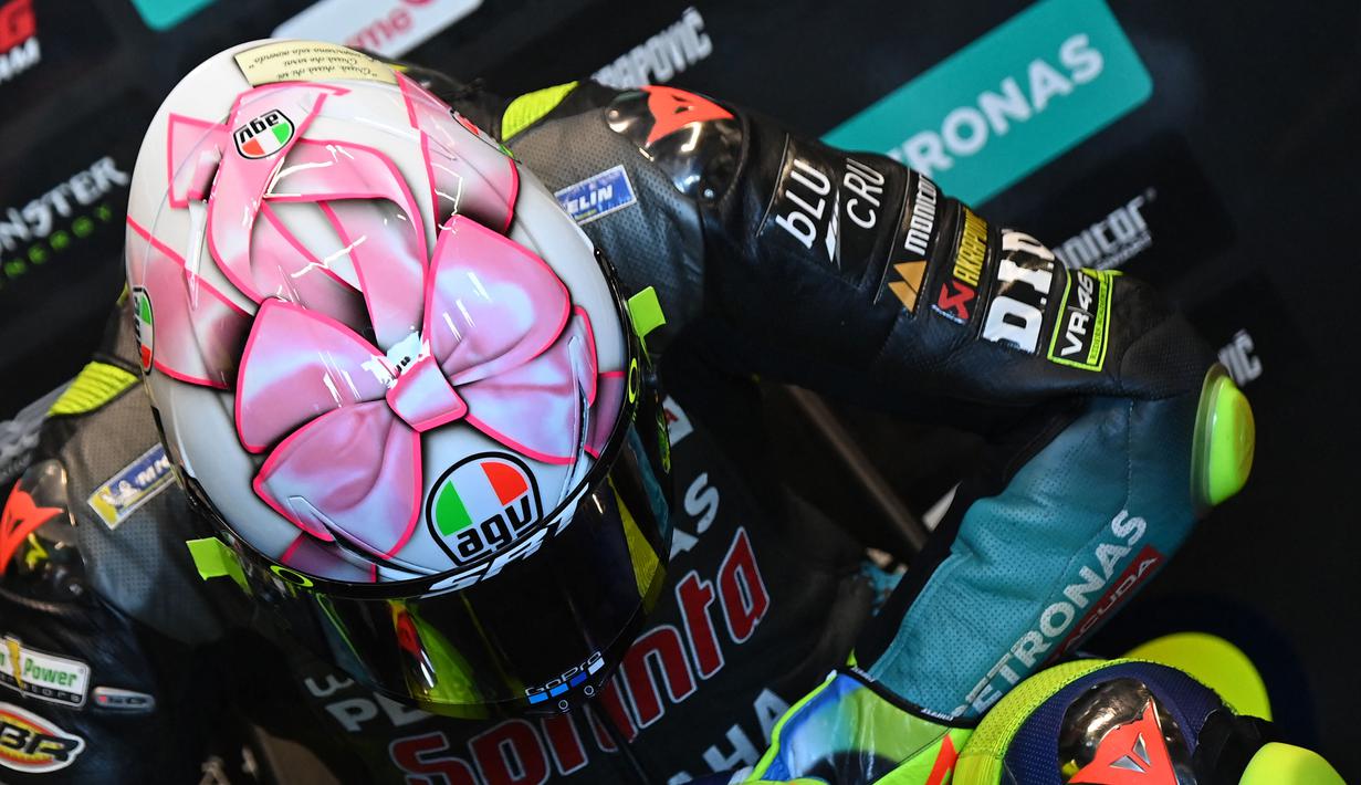 Pada balapan MotoGP San Marino 2021 The Doctor memakai desain helm yang dipersembahkan khusus untuk calon anak perempuan yang masih dalam kandungan pasangannya. (AFP/Andreas Solaro)