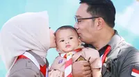 Gubernur Jawa Barat Ridwan Kamil bersama istri dan keluarga merayakan ulang tahun ke-1 putra bungsungnya, Arkana Aidan Misbach. (dok. Instagram @ataliapr/https://www.instagram.com/p/CL00GOHnAPo/)