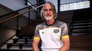 <p>Pelatih Dewa United, Jan Olde Riekerink berpose di depan fotografer setelah melakukan sesi wawancara di basecamp Dewa United, Pagedangan, Tangerang, Selasa (18/07/2023). (Bola.com/Bagaskara Lazuardi)</p>