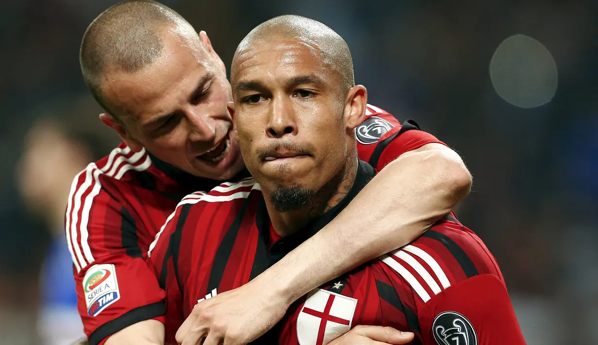 Gelandang AC Milan, Nigel de Jong (depan)merayakan selebrasi bersama Luca Antonelli usai mencetak gol ke gawang sampdoria pada laga serie A di  di San Siro, Senin (13/04/2015). AC Milan bermain imbang 1-1 dengan Sampdoria.  (Reuters/ Stefano Rellandini)
