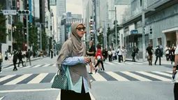 Seru menikmati jalan-jalan di kota-kota Jepang, Natasha Rizky tampil apik dengan gayanya yang stylish. Banyak netizen memuji penampilannya tersebut dalam memadukan busana dengan hijabnya. Banyak netizen menyebut penampilannya semakin trendi meski dengan busana tertutup dan berhijab. (Liputan6.com/IG/@natasharizkynew)