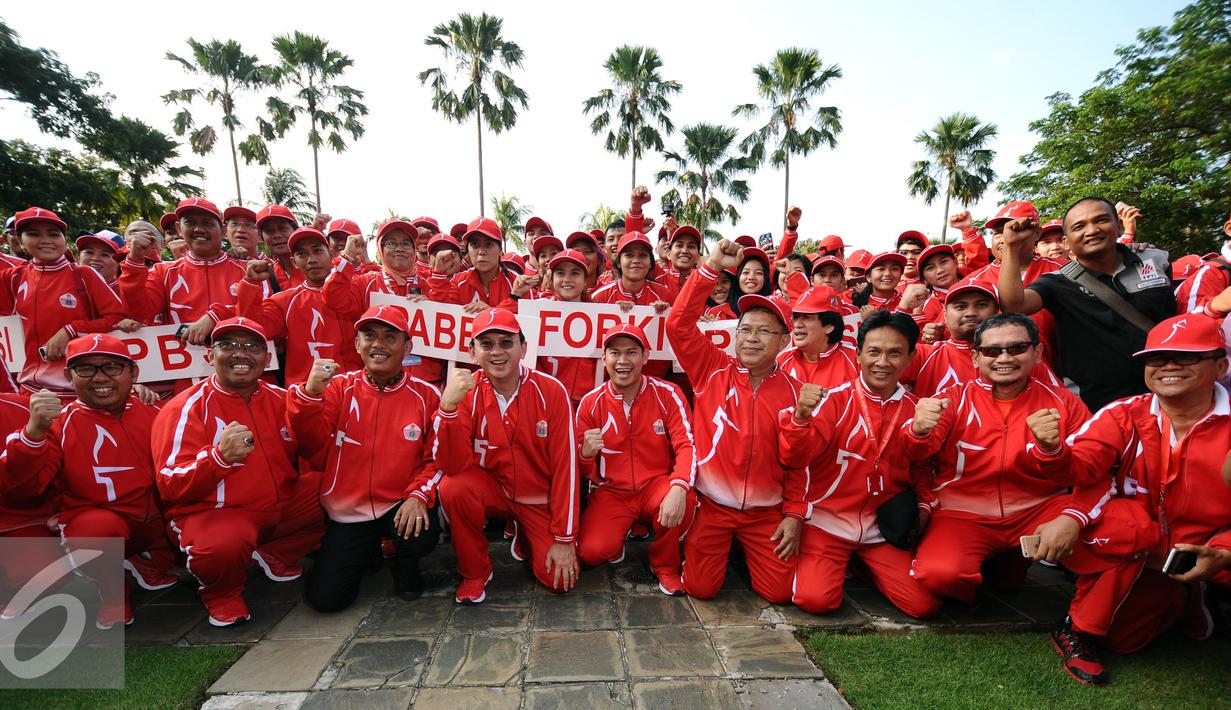 Gubernur DKI Jakarta, Basuki Tjahaja Purnama (kelima kiri) berpose bersama kontingen atlet yang akan berlaga di Pekan Olahraga Nasional XIX Jabar, Balaikota Jakarta, Rabu (7/9/2016). DKI Jakarta menerjunkan 1.258 atlet. (Liputan6.com/Helmi Fithriansyah)