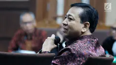 Terdakwa korupsi proyek e-KTP, Setya Novanto saat menjadi saksi pada sidang lanjutan dugaan merintangi penyidikan korupsiE-KTP dengan terdakwa Bimanesh Sutarjo di Pengadilan Tipikor, Jakarta, Jumat (27/4). (Liputan6.com/Helmi Fithriansyah)
