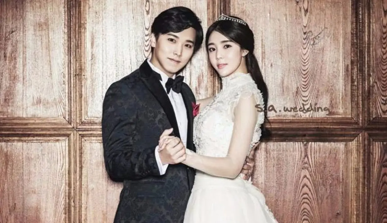 Sungmin Super Junior resmi menikah dengan Kim Sang Eun pada 13 Desember 2014. Ia jadi personel Super Junior pertama yang resmi menikah. (Foto: allkpop.com)