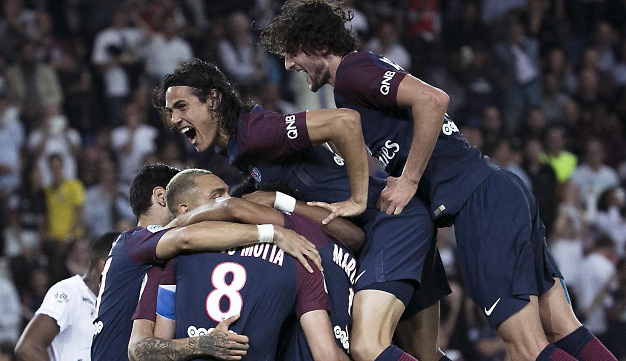 Selebrasi Gol para pemain PSG saat melawan Saint Etienne pada lanjutan Ligue 1 Prancis di Parc des Princes stadium, Paris, (25/8/2017). PSG menang 3-0. (AP/Kamil Zihnioglu)