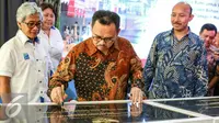 Menteri ESDM Sudirman Said menandatangani prasasti saat peresmian pengoperasian jaringan distribusi gas bumi (jargas) untuk rumah tangga di Desa Jaya Mukti, Cikarang, Bekasi, Kamis (3/3/2016). (Liputan6.com/Yoppy Renato)