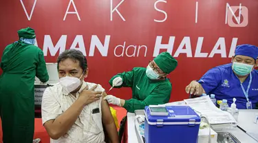 Pelaku usaha menerima vaksin Covid-19 dosis kedua di Mall Tamrin City, Jakarta, Rabu (2/6/2021). Vaksinasi ini memastikan pelayan toko hingga yang berusaha di kawasan pertokoan divaksinasi sehingga menimbulkan kenyamanan dan rasa aman bagi pedagang dan pembeli. (Liputan6.com/Faizal Fanani)