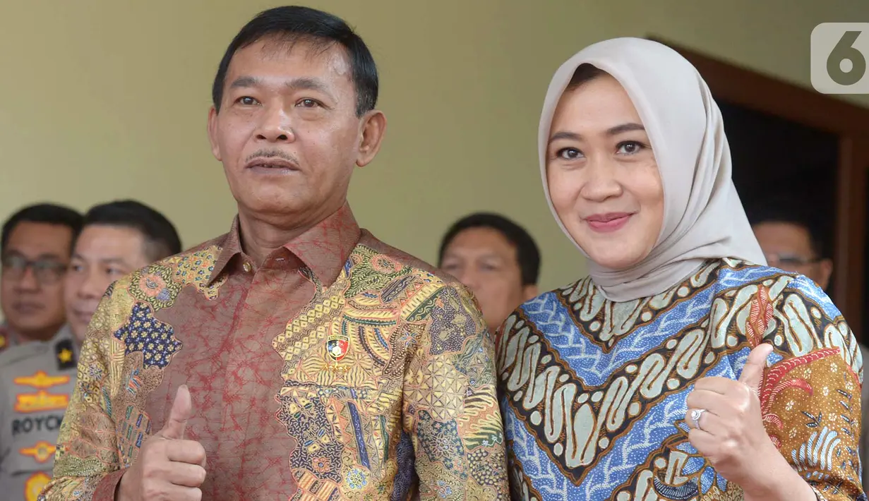 Kabareskrim Polri Komjen Pol Idham Azis (kiri) didampingi istri Fitri Handari mengacungkan jempol usai menerima kunjungan jajaran Komisi III DPR RI di kediamannya, Jakarta, Rabu (30/10/2019). Kunjungan itu bagian dari fit and proper test terhadap Idham sebagai calon Kapolri. (merdeka.com/ImamBuhori)