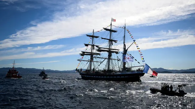 Kapal Pembawa Api Olimpiade Paris 2024 Tiba di Perairan Pantai Marseille