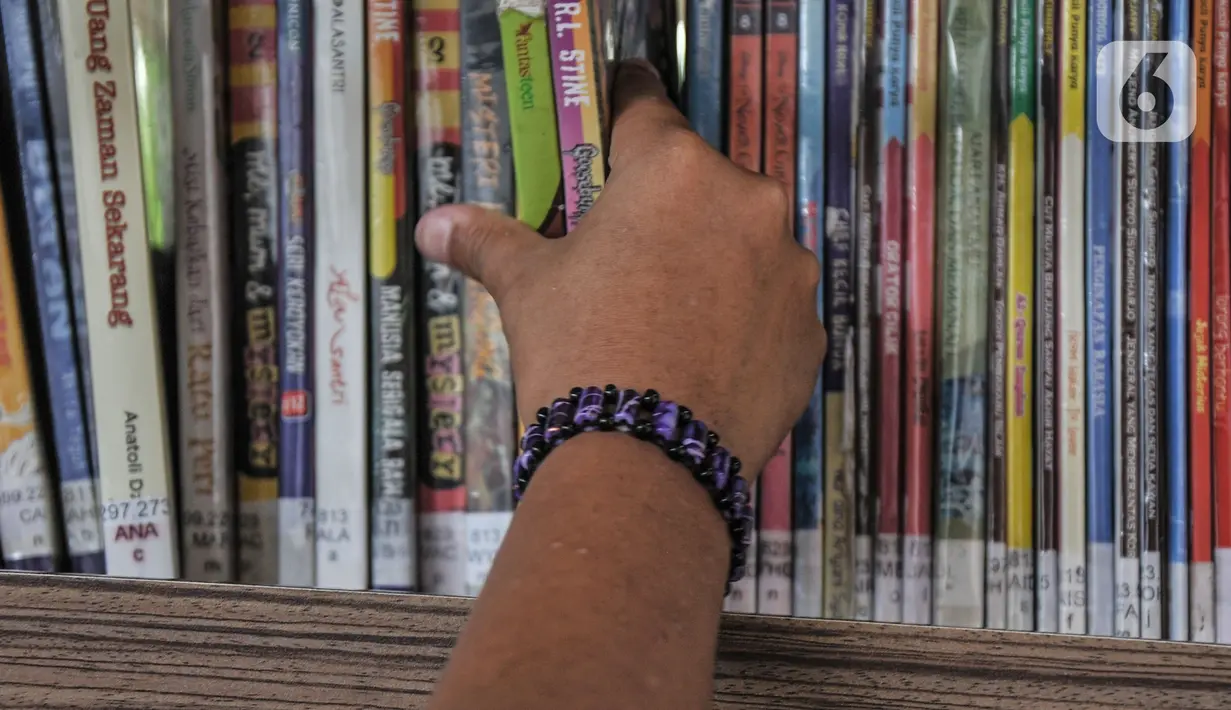Seorang anak memlih buku di Perpustakaan Keliling kawasan Jatinegara, Jakarta, Rabu (29/9/2021). Mobil Perpustakaan Keliling yang difasilitasi Dinas Perpustakaan dan Kearsipan DKI itu merupakan sarana dan upaya pemerintah dalam meningkatkan minat baca anak sejak dini. (merdeka.com/Iqbal S Nugroho)