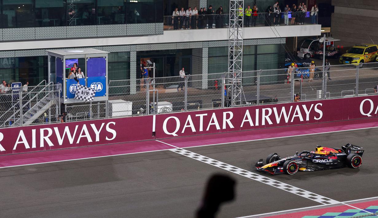 Pembalap Red Bull Racing, Max Verstappen melintasi garis finis dalam ajang balap Formula 1 GP Qatar 2025 di Sirkuit Lusail, Lusail, Qatar, Minggu (30/11/2025) waktu setempat. (AFP/Andrej Isakovic)