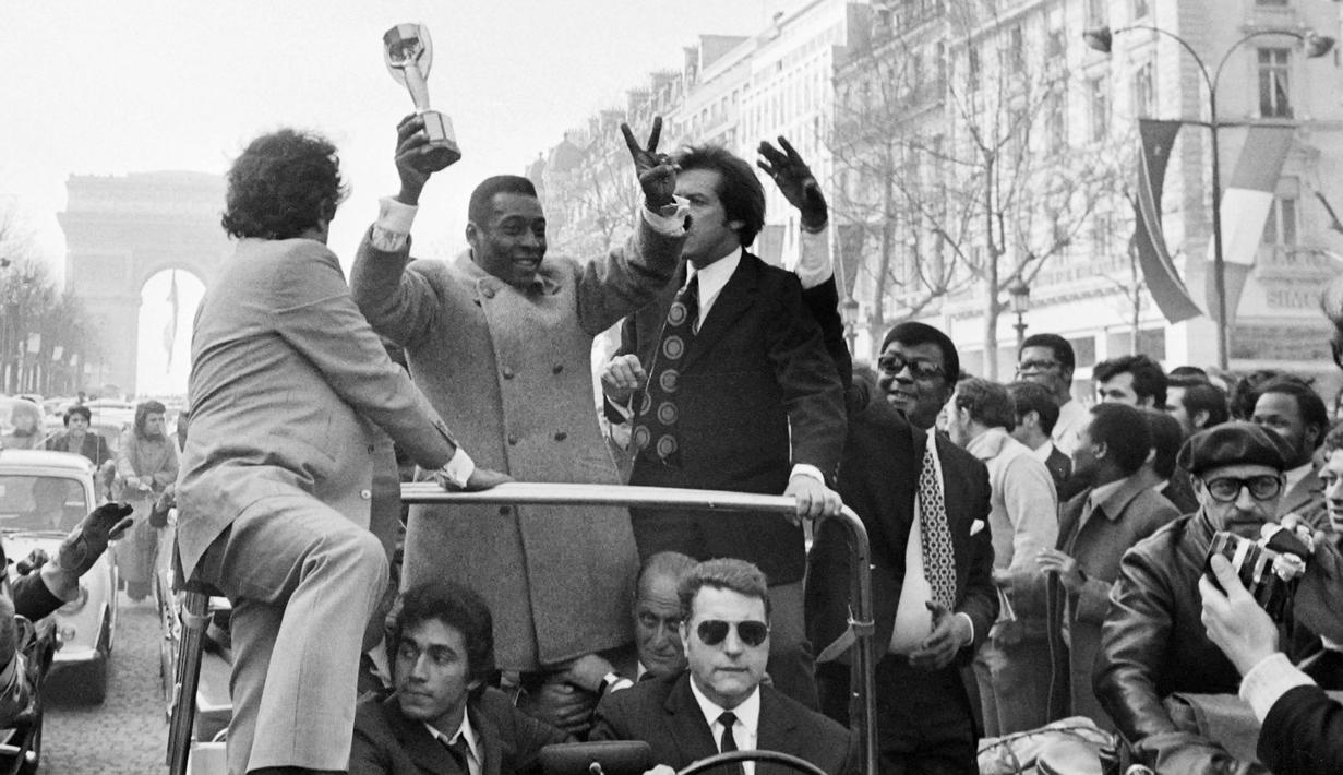 Pele merupakan legenda sepanjang masa di ajang Piala Dunia. Pemain asal Brasil ini benar-benar luar biasa. Pele yang kala itu menjalani debutnya di Piala Dunia pada usia 17 tahun berhasil mengantarkan Tim Samba menjadi juara Piala Dunia 1958 usai melumat tuan rumah Swedia dengan skor 5-2. (Photo by AFP)