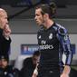 Gelandang Real Madrid Gareth Bale (kanan) mendapat instruksi dari pelath Zinedine Zidane pada laga melawan Legia Warsawa di Pepsi Arena, Warsawa, Rabu (2/11/2016). (AFP/Janek Skarzynski)