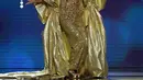 Berbalut pakaian serba-gold di sesi Kostum Nasional Miss Universe 2023 yang mencuri atensi. [@evlin_khalifa]