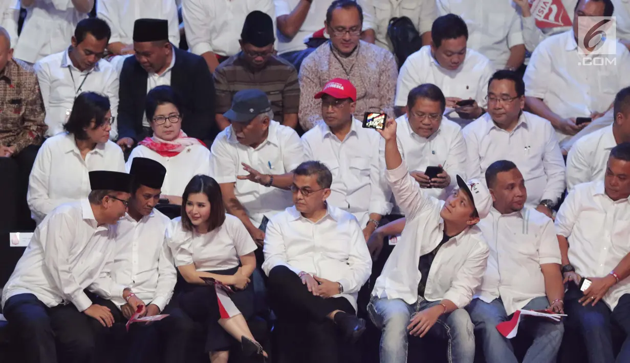 Sejumlah menteri kabinet kerja bersama tokoh partai politik duduk di panggung kehormatan untuk menyaksikan pidato Visi Indonesia yang akan disampaikan Presiden/Wakil Presiden terpilih 2019-2024, Joko Widodo dan KH Ma’ruf Amin di SICC, Kab Bogor, Minggu (14/7/2019). (Liputan6.com/Helmi Fithriansyah)