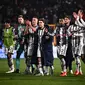 Para pemain Juventus bertepuk tangan kepada suporter usai bertanding melawan Cremonese pada pertandingan lanjutan Liga Serie A Italia di Zini Stadium, Cremona, Italia, Kamis (4/1/2023). Juventus menang tipis atas Cremonese dengan skor 1-0. (AFP/Marco Bertorello)