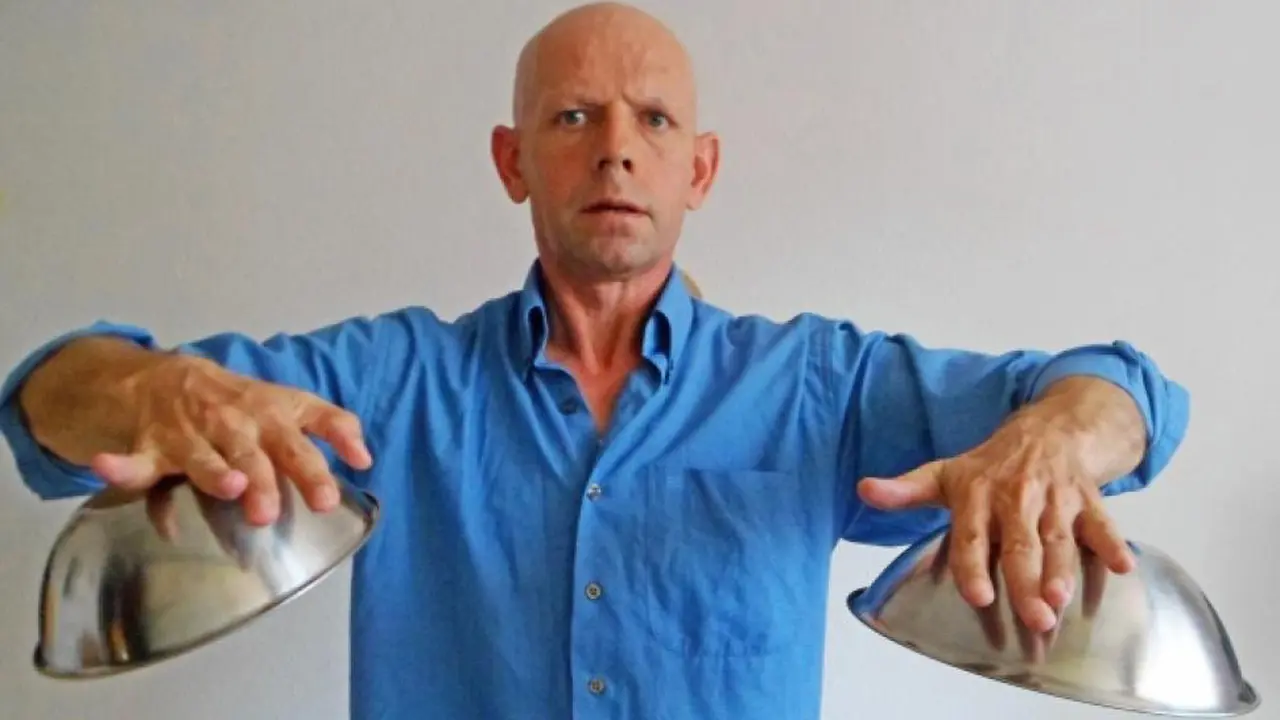 Perkenalkan, Miroslaw Magola si Manusia Magnet