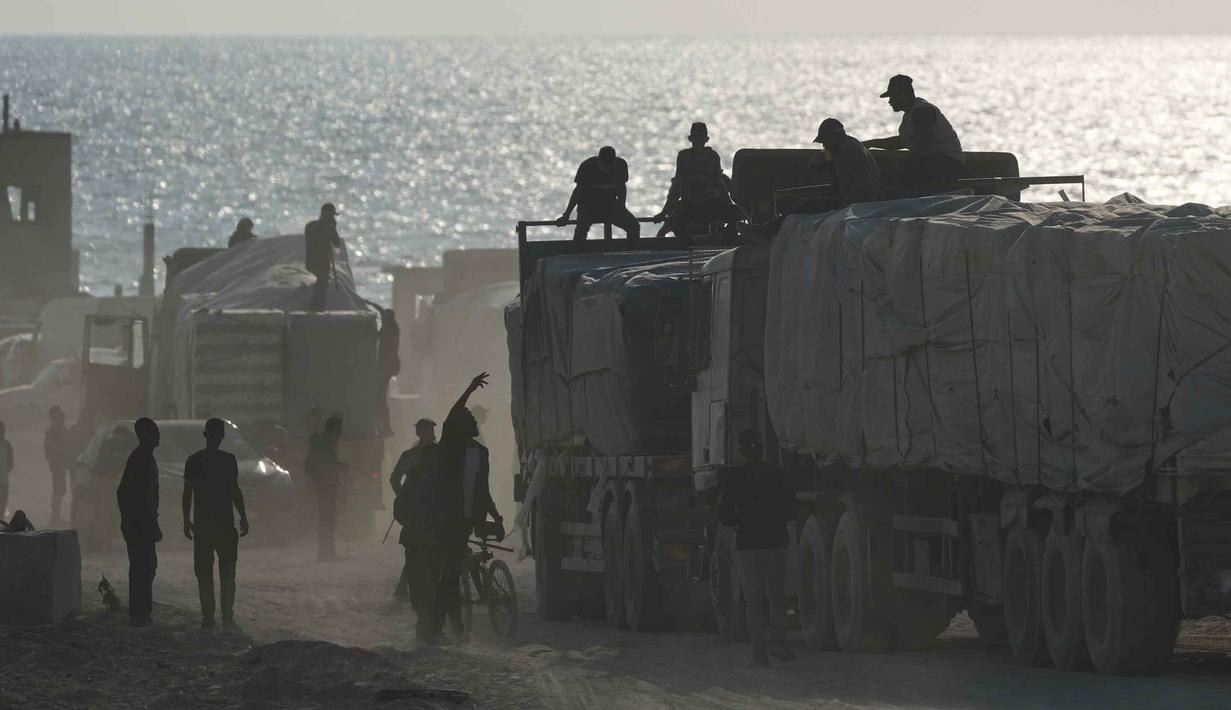 Meski penyeberangan Zikim telah dibuka, PBB dan organisasi bantuan internasional terus menyerukan agar semua penyeberangan dibuka tanpa hambatan untuk mengatasi kebutuhan kemanusiaan yang sangat besar di seluruh Jalur Gaza. Tampak dalam foto, truk-truk yang mengangkut bantuan kemanusiaan melintasi Kota Gaza setelah masuk dari Israel melalui pos perbatasan Zikim di bagian utara Jalur Gaza, Kamis 13 November 2025. (AP Photo/Jehad Alshrafi)