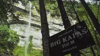 Menikmati Percikan dan Suasana Pagi Air Terjun Batang Kapas