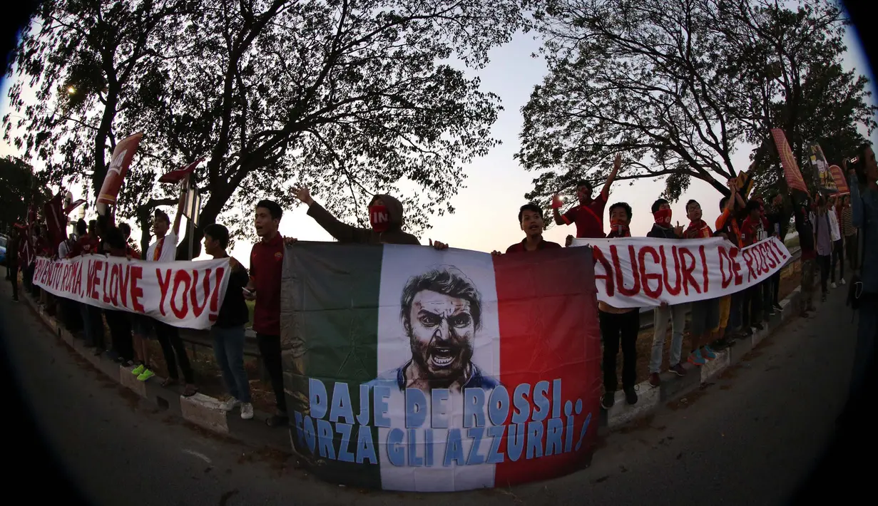 Suporter klub Seri A Italia, AS Roma, menunggu kedatangan tim AS Roma yang tiba di Bandara Soekarno-Hatta, Jakarta. Jumat (24/7/2015). (Arief Bagus/Bola.com)