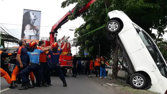 Mobil Tercebur ke Sungai