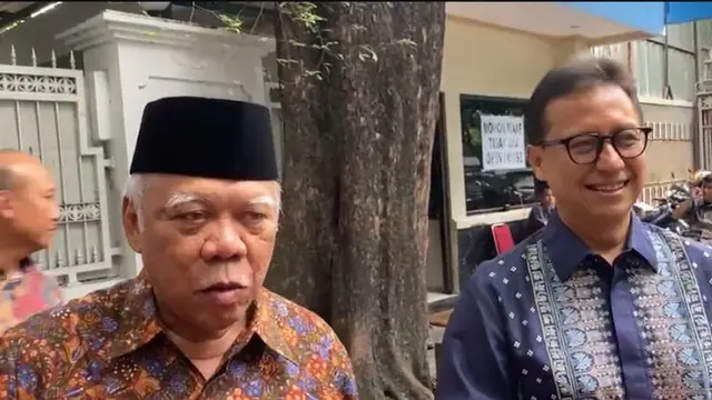 Menteri Kesehatan (Menkes) Budi Gunadi Sadikin dan Kepala Otorita Ibu Kota Nusantara (IKN) Basuki Hadimuljono menyambangi kediaman Presiden ke-5 Megawati Soekarnoputri (Merdeka.com/Nur Habibie)