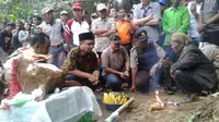 Warga lereng Gunung Semeru di Lumajang, Jawa Timur, turun temurun menggelar ritual tanam kepala sapi saat 1 Sura. (Liputan6.com/Dian Kurniawan)