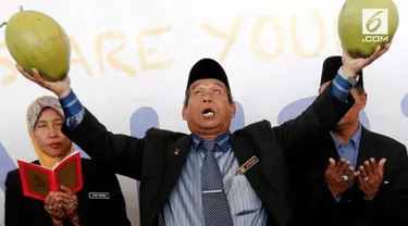 Raja Bomoh seorang dukun terkenal ingin ikut pemilihan umum di Malaysia.