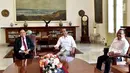Presiden Joko Widodo didampingi Menteri Sekretaris Negara Pratikno berbincang dengan pakar hukum tata negara, Yusril Ihza Mahendra di Istana Kepresidenan Bogor, Jawa Barat, Jumat (30/11). (Liputan6.com/HO/Biropers)