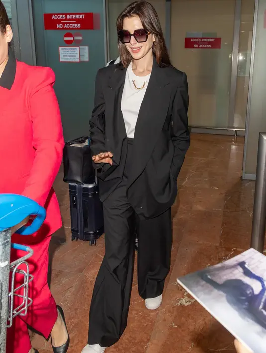 <p>Anne Hathaway yang sepertinya tak pernah menua sedikit pun, tampil mengenakan fit suit berwarna hitam. Ia terlihat mengenakan white t-shirt, yang ditumpuk blazer hitam, dipadu dengan celana panjang hitam, dan tennis shoes.</p>