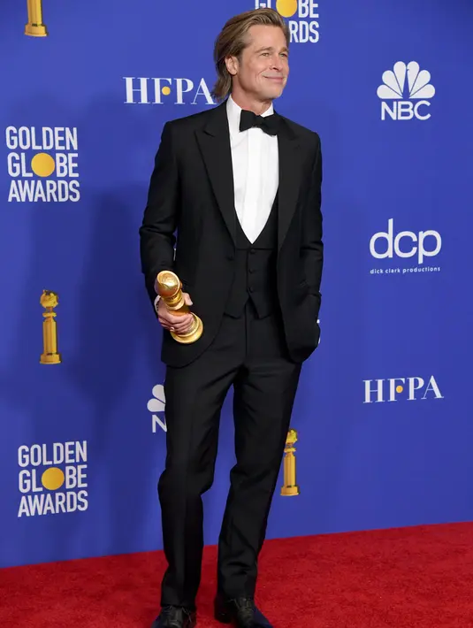 Aktor Brad Pitt berpose saat menghadiri Golden Globes 2020 di Beverly Hills, California, Amerika Serikat, Minggu (5/1/2020). Brad Pitt terpilih sebagai aktor pendukung terbaik di Golden Globes 2020 lewat perannya dalam film 'Once Upon a Time in Hollywood'. (Kevin Winter/Getty Images/AFP)