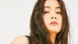 Warganet terus membicarakan kemiripan wajah Hwang Ji Min dan V. Beberapa dari mereka bahkan berharap ia bisa bertemu dengan istri Shim Hyung Tak, yang beberapa waktu lalu juga viral karena disebut memiliki wajah mirip Jungkook, sesama anggota BTS. (Liputan6.com/theqoo/Koreaboo)