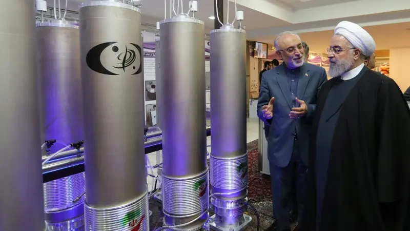 Presiden Iran Hassan Rouhani sedang meninjau program pengembangan nuklir negaranya (AFP Photo)
