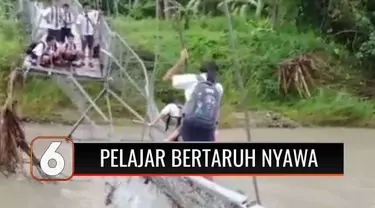 Bertaruh nyawa demi bisa sampai di sekolah, sejumlah pelajar SMP di Nias Utara, Sumatera Utara, harus bergelantungan di seutas kawat karena jembatan rusak diterjang banjir. Lengah sedikit, bisa hanyut terbawa arus Sungai Alasa.