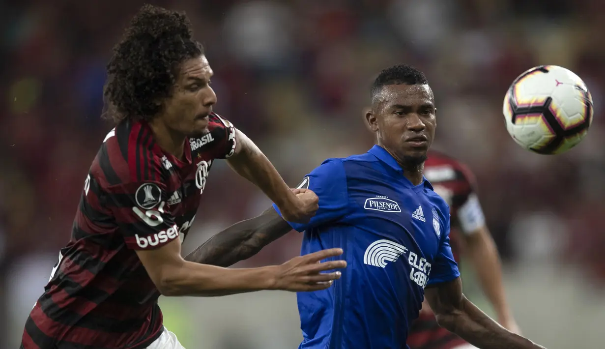 Pemain Flamengo, Willian Arao, berebut bola dengan pemain Emelec, Daniel Angulo, pada laga Copa Libertadores di Stadion Maracana, Rio de Janeiro, Rabu (31/7). Flamengo lolos ke babak perempat final. (AFP/Mauro Pimentel)