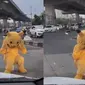 Badut Pokemon Berdoa Sebelum Atraksi (Sumber: TikTok//@irnaamaliaa)