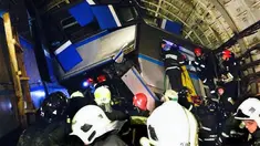 20 orang dinyatakan tewas setelah kereta bawah tanah tergelincir di sebuah terowongan antara Park Pobedy dan stasiun Slavyansky Bulvar, Moskow, (15/7/2014). (AFP PHOTO/Itar-Tass/Varya Valovil)