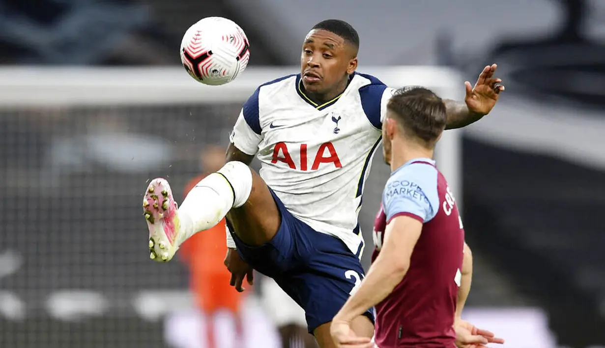 Pemain Tottenham Hotspur, Steven Bergwijn, mengontrol bola saat melawan West Ham United pada laga Liga Inggris Senin (19/10/2020). Kedua tim bermain imbang 3-3. (Neill Hall/Pool via AP)
