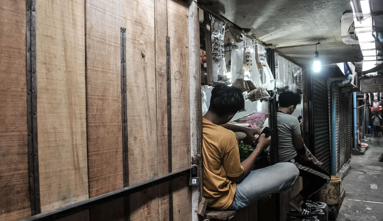 Salah satu kios pedagang yang tutup akibat menghindari tes usap Covid-19 di Pasar Sumur Batu, Kemayoran, Jakarta, Rabu (8/7/2020). (merdeka.com/Iqbal S. Nugroho)