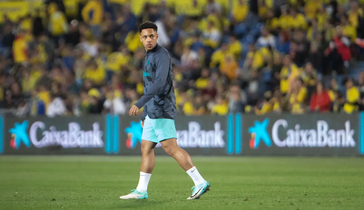 Pemain Barcelona, Vitor Roque terlihat melakukan pemanasan sebelum laga lanjutan Liga Spanyol 2023/2024 melawan Las Palmas di Gran Canaria stadium, Las Palmas, Spanyol, Jumat (05/01/2024) dini hari WIB. Roque masuk ke dalam daftar skuad pelatih Xavi Hernandez meski baru beberapa hari bergabung di sesi latihan Barcelona. (AFP/Desiree Martin)