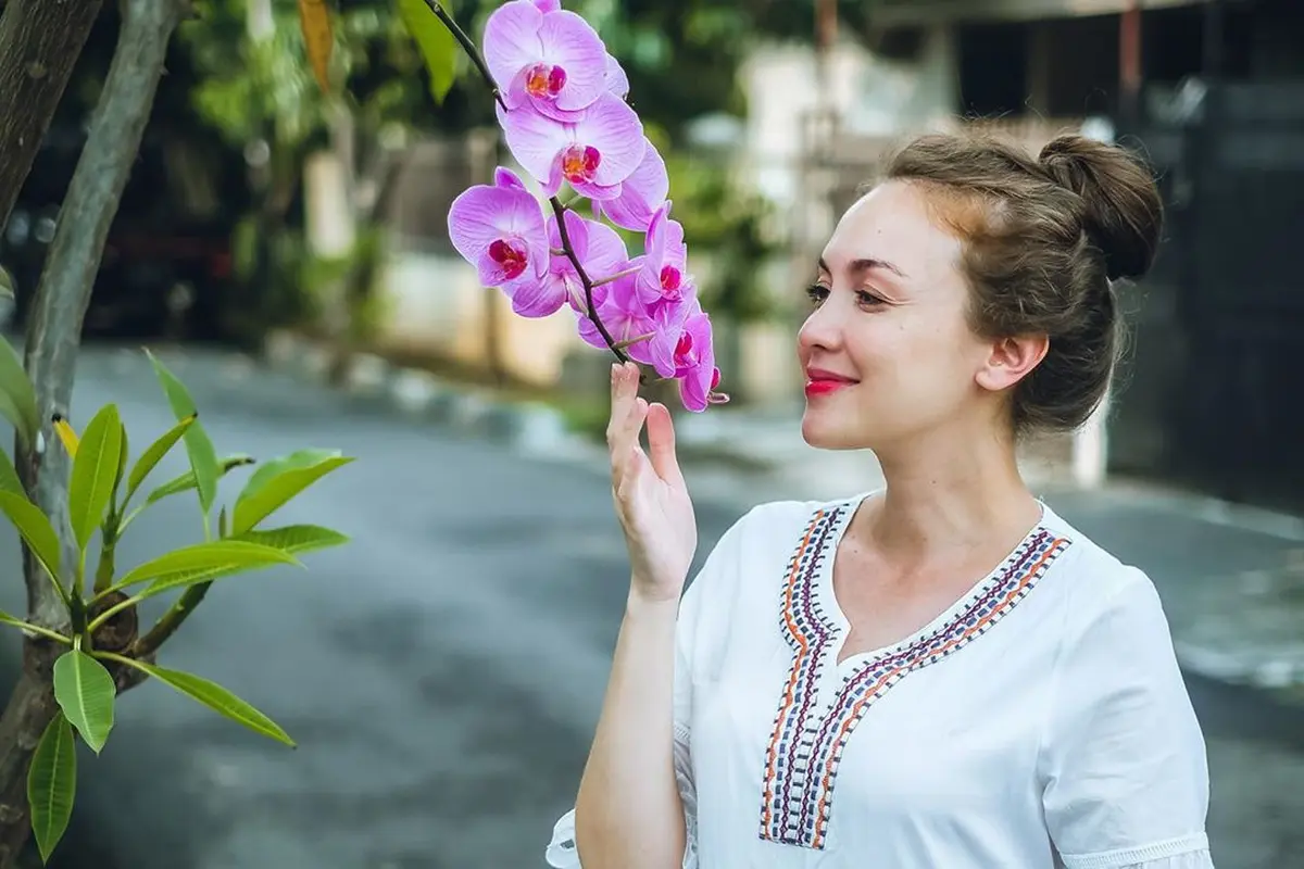 Hamil 7 Bulan, Ini 7 Potret Terbaru Rianti Cartwright Pamer Baby Bump