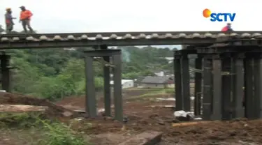 Pasca-longsor pekan lalu, ratusan pekerja PT KAI berkerja siang malam untuk memperbaiki jalur rela kereta jurusan Sukabumi-bogor yang ada di Desa Warung Menteng, Cijeruk.