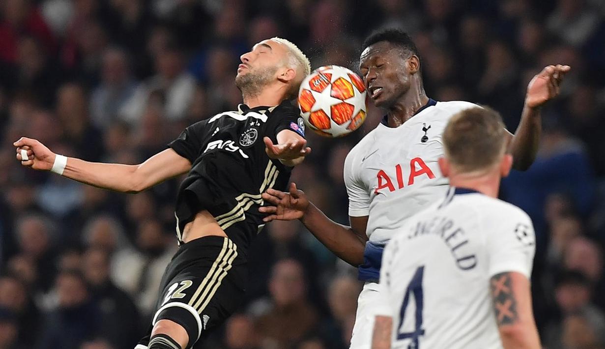 Duel udara antara Hakim Ziyech dan Victor Wanyama pada leg 1, Semifinal Liga Champions yang berlangsung di Stadion Tottenham Hotspur, London, Rabu (1/5). Ajax menang 1-0 atas Tottenham Hotspur. (AFP/Emmanuel Dunand)
