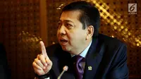 Ketua DPR Setya Novanto menggelar konferensi pers di Gedung DPR, Jakarta, Selasa (18/7). Meski telah ditetapkan sebagai tersangka kasus korupsi e-KTP, Setya Novanto membantah telah menerima jatah Rp574 miliar dari proyek itu. (Liputan6.com/Johan Tallo)